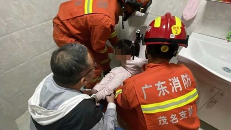 Bé gái bị mắc kẹt trong bồn cầu vừa làm chuyện khó hiểu, nhân viên cứu hộ chỉ biết lắc đầu - Ảnh 2